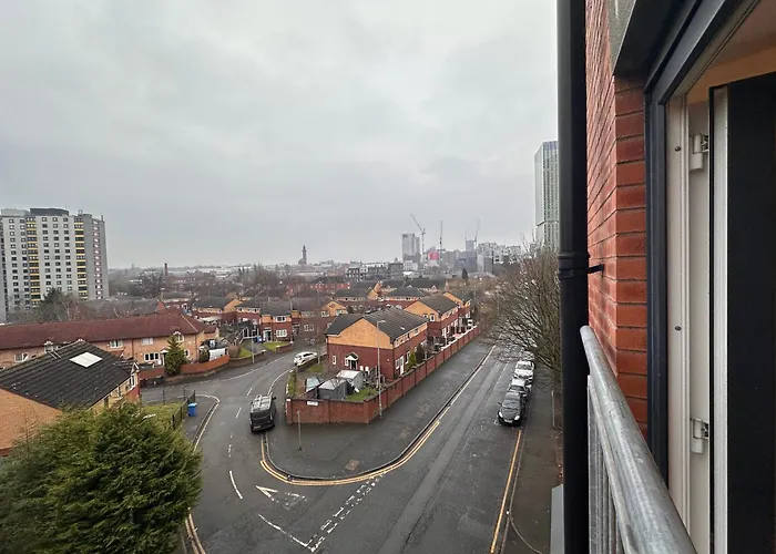 Centrally Located Modern 2 Bedroom Apartment, Minutes Walk To Ao Arena